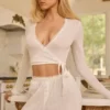 Top corto avvolgente Lou Pointelle in bianco Top corto avvolgente Lou Pointelle in bianco