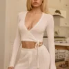 Top corto avvolgente Lou Pointelle in bianco Top corto avvolgente Lou Pointelle in bianco