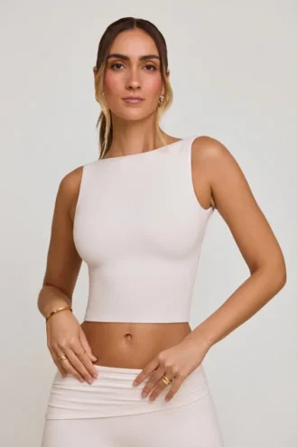 Top corto con collo alto e schiena scoperta Wren in bianco