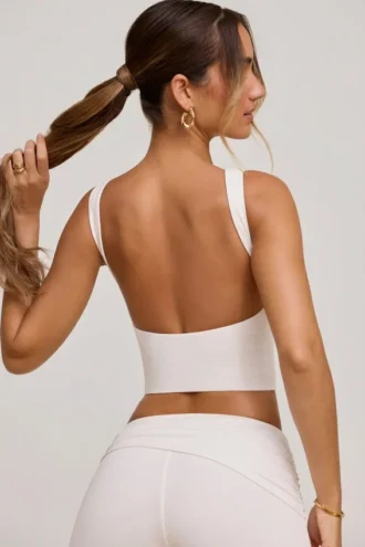Top corto con collo alto e schiena scoperta Wren in bianco