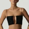Top corto con cut-out decorato Ariana in nero Top corto con cut-out decorato Ariana in nero