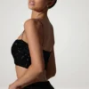 Top corto con cut-out decorato Ariana in nero Top corto con cut-out decorato Ariana in nero