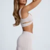 Top corto con cut-out e dettagli metallici Kira in grigio cielo Top corto con cut-out e dettagli metallici Kira in grigio cielo