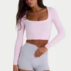 Top corto con cut-out in tessuto a costine morbido senza cuciture in rosa cipria Top corto con cut-out in tessuto a costine morbido senza cuciture in rosa cipria