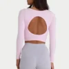 Top corto con cut-out in tessuto a costine morbido senza cuciture in rosa cipria Top corto con cut-out in tessuto a costine morbido senza cuciture in rosa cipria