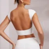 Top corto con maniche ad aletta e schiena scoperta Juno in bianco Top corto con maniche ad aletta e schiena scoperta Juno in bianco