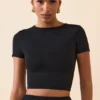 Top corto con maniche ad aletta Myaree in nero Top corto con maniche ad aletta Myaree in nero