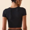 Top corto con maniche ad aletta Myaree in nero Top corto con maniche ad aletta Myaree in nero