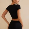 Top corto con maniche ad aletta Myaree in nero Top corto con maniche ad aletta Myaree in nero