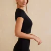 Top corto con maniche ad aletta Myaree in nero Top corto con maniche ad aletta Myaree in nero