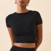 Top corto con maniche ad aletta Myaree in nero Top corto con maniche ad aletta Myaree in nero
