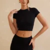 Top corto con maniche ad aletta Myaree in nero Top corto con maniche ad aletta Myaree in nero