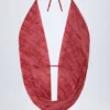 Top corto con scollo a cappuccio e schiena scoperta Fayola con stampa rossa Top corto con scollo a cappuccio e schiena scoperta Fayola con stampa rossa