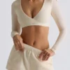 Top corto con scollo a V in jersey spazzolato, color ecru Top corto con scollo a V in jersey spazzolato, color ecru