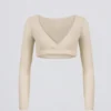 Top corto con scollo a V in jersey spazzolato, color ecru Top corto con scollo a V in jersey spazzolato, color ecru