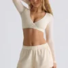Top corto con scollo a V in jersey spazzolato, color ecru Top corto con scollo a V in jersey spazzolato, color ecru