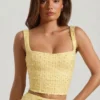 Top corto con scollo quadrato decorato Lirael in giallo Top corto con scollo quadrato decorato Lirael in giallo