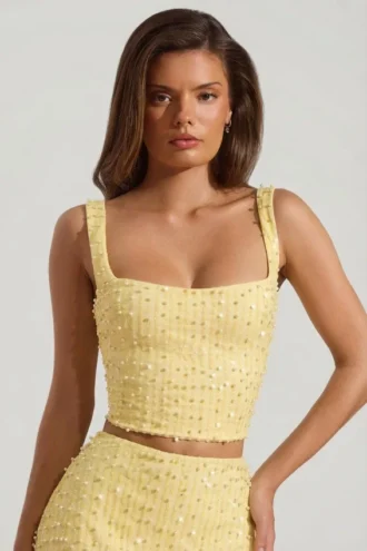 Top corto con scollo quadrato decorato Lirael in giallo