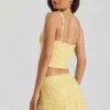 Top corto con scollo quadrato decorato Lirael in giallo Top corto con scollo quadrato decorato Lirael in giallo