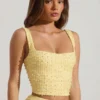 Top corto con scollo quadrato decorato Lirael in giallo Top corto con scollo quadrato decorato Lirael in giallo
