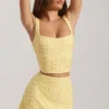 Top corto con scollo quadrato decorato Lirael in giallo Top corto con scollo quadrato decorato Lirael in giallo