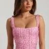 Top corto con scollo quadrato decorato Lirael in rosa Top corto con scollo quadrato decorato Lirael in rosa