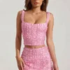 Top corto con scollo quadrato decorato Lirael in rosa Top corto con scollo quadrato decorato Lirael in rosa