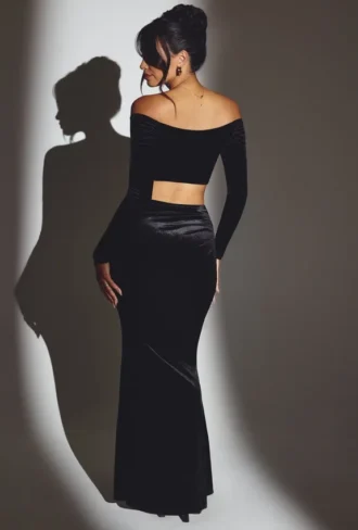Top corto con spalle scoperte e arricciature in velluto Adele, colore nero jet