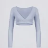 Top corto in jersey spazzolato con scollo a V in blu tenue Top corto in jersey spazzolato con scollo a V in blu tenue