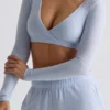 Top corto in jersey spazzolato con scollo a V in blu tenue Top corto in jersey spazzolato con scollo a V in blu tenue
