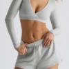 Top corto in jersey spazzolato con scollo a V in grigio nebbia Top corto in jersey spazzolato con scollo a V in grigio nebbia