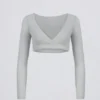 Top corto in jersey spazzolato con scollo a V in grigio nebbia Top corto in jersey spazzolato con scollo a V in grigio nebbia