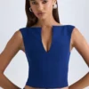 Top corto Kadie con apertura frontale in True Navy Top corto Kadie con apertura frontale in True Navy