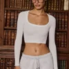 Top corto senza cuciture a costine morbide con cut-out in bianco Top corto senza cuciture a costine morbide con cut-out in bianco