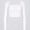 Top corto senza cuciture a costine morbide con cut-out in bianco Top corto senza cuciture a costine morbide con cut-out in bianco