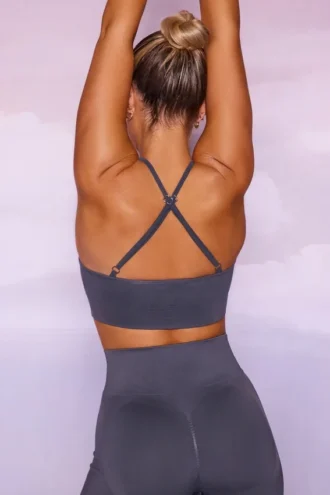 Top corto senza cuciture con scollo alto in grigio