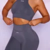 Top corto senza cuciture con scollo alto in grigio Top corto senza cuciture con scollo alto in grigio