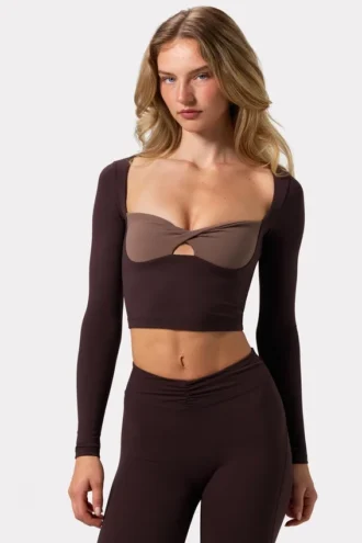 Top corto Soft Active con intreccio sul davanti in color Espresso