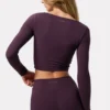 Top corto Soft Active con parte anteriore intrecciata in color prugna Top corto Soft Active con parte anteriore intrecciata in color prugna