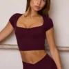 Top corto Soft Active con scollo a cuore in bordeaux Top corto Soft Active con scollo a cuore in bordeaux