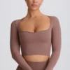 Top corto Soft Active con scollo a cuore in color moka Top corto Soft Active con scollo a cuore in color moka