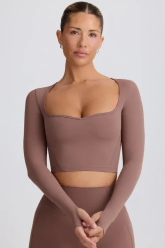 Top corto Soft Active con scollo a cuore in color moka
