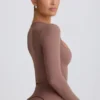 Top corto Soft Active con scollo a cuore in color moka Top corto Soft Active con scollo a cuore in color moka