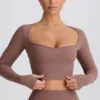 Top corto Soft Active con scollo a cuore in color moka Top corto Soft Active con scollo a cuore in color moka
