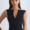 Top corto strutturato con scollo a V Kadie in nero Top corto strutturato con scollo a V Kadie in nero