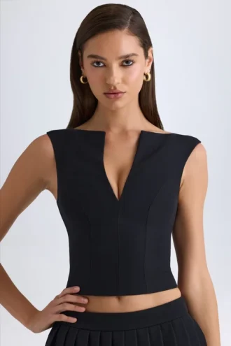 Top corto strutturato con scollo a V Kadie in nero