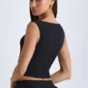 Top corto strutturato con scollo a V Kadie in nero Top corto strutturato con scollo a V Kadie in nero