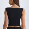 Top corto strutturato con scollo a V Kadie in nero Top corto strutturato con scollo a V Kadie in nero