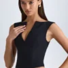 Top corto strutturato con scollo a V Kadie in nero Top corto strutturato con scollo a V Kadie in nero