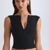 Top corto strutturato con scollo a V Kadie in nero Top corto strutturato con scollo a V Kadie in nero